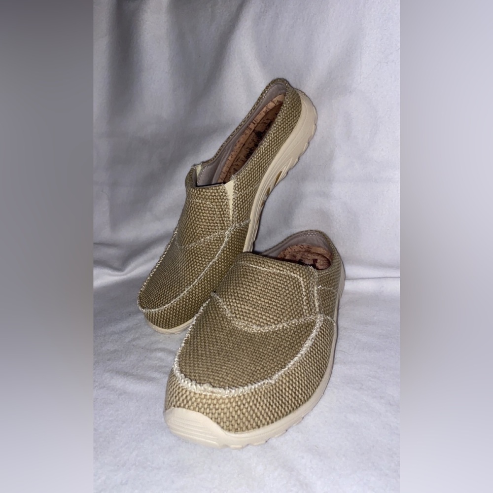 NWOT Skechers slip ons